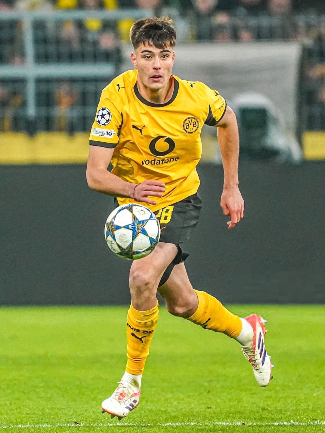 🔥阿根廷后卫安塞尔米诺在的比赛中完成欧冠首秀。他还贡献了职业生涯的第一次助攻