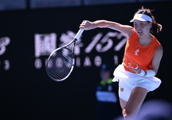 刚刚在澳网第三轮，王欣瑜和洛斯科娃正打得火热，2-2平，状态都不错，LOVEG