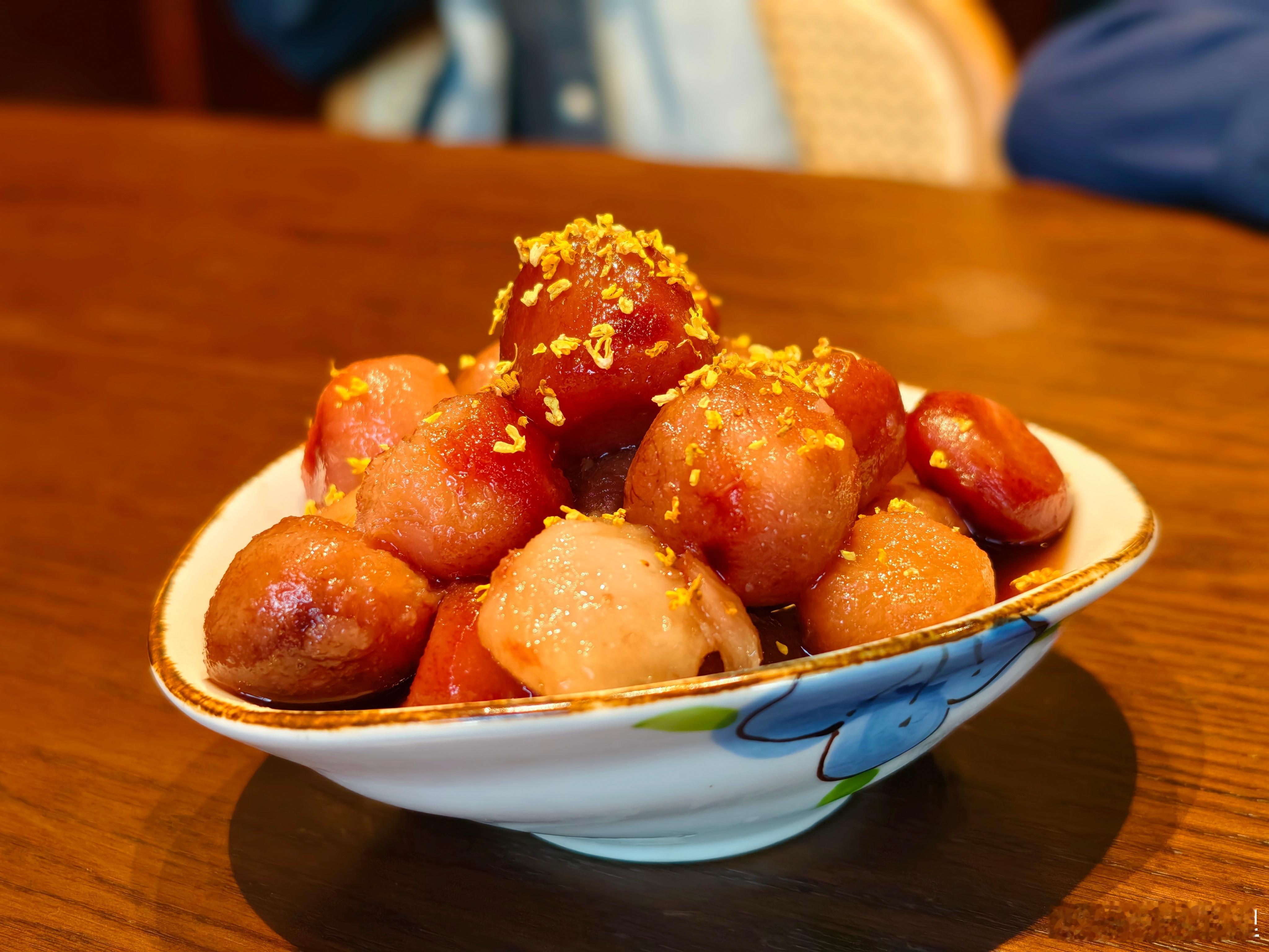 今日份午餐，这家店有个很有意思的名字，叫做“今朝家庭现炒”，用我们本地话翻译过来
