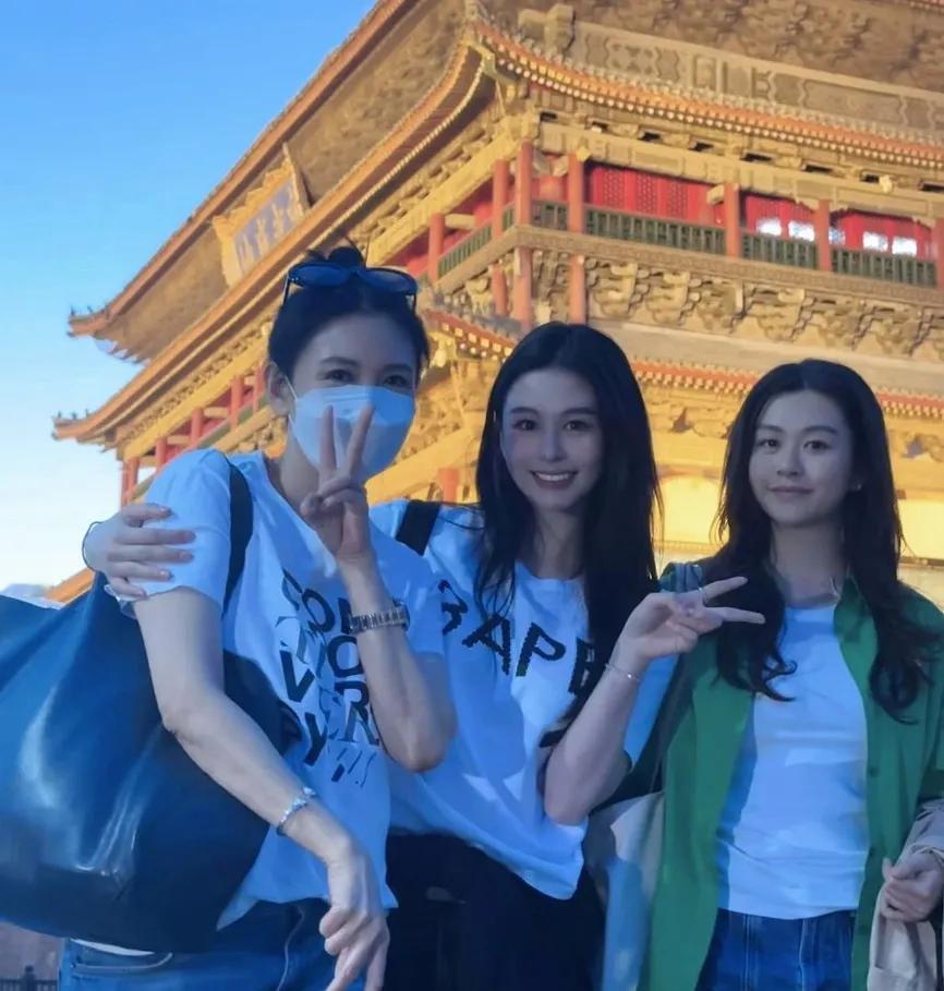 三朵金花！女神邱淑贞与两个女儿，同游西安并合影。两个女儿都亭亭玉立，美丽大方。但