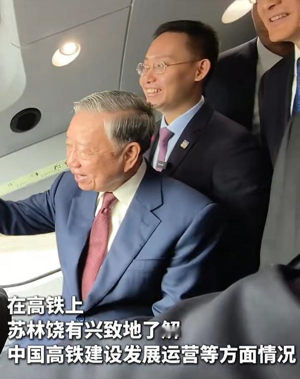苏林也太务实了！4月16日苏林乘坐高铁去广西，期间还到了驾驶舱，并坐在高铁驾驶员