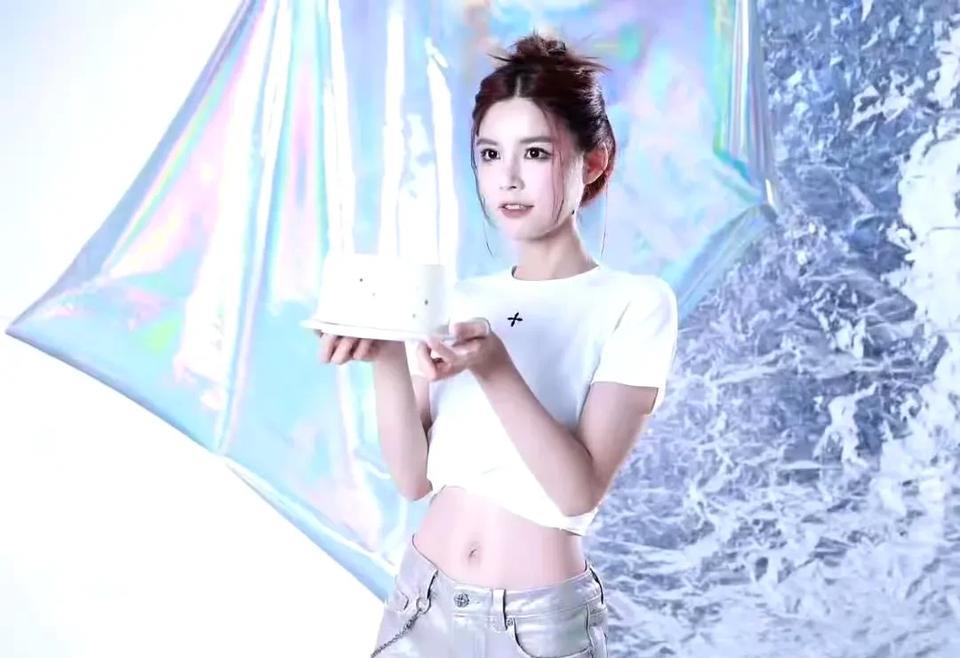 #记录我的2025#苏醒老婆晒30岁写真照，造型引发讨论近日，苏醒老婆晒出3