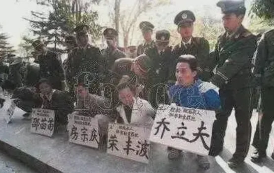 1995年，“全国散打冠军”乔立夫，被押往了东莞郊外刑场，镜头里的他虽然五花大绑