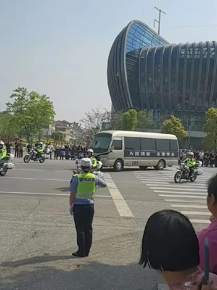 当女警察抬手敬礼的那一瞬间，有一股悲壮的感觉不由自主的涌向心头!我承认，我的眼