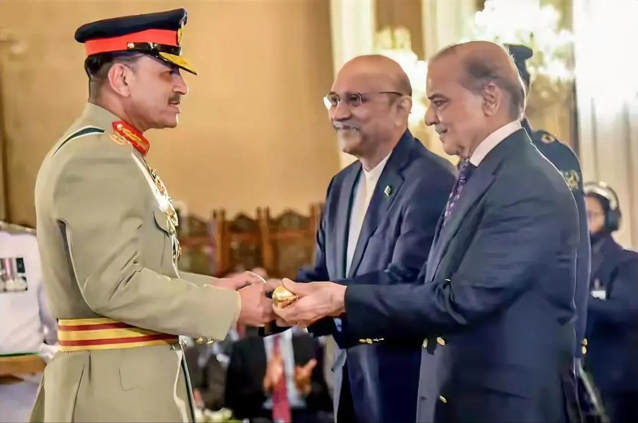 一场巴印空战让他一战成名，他成了巴基斯坦神一样的人物，巴基斯坦总理、巴基斯坦总统