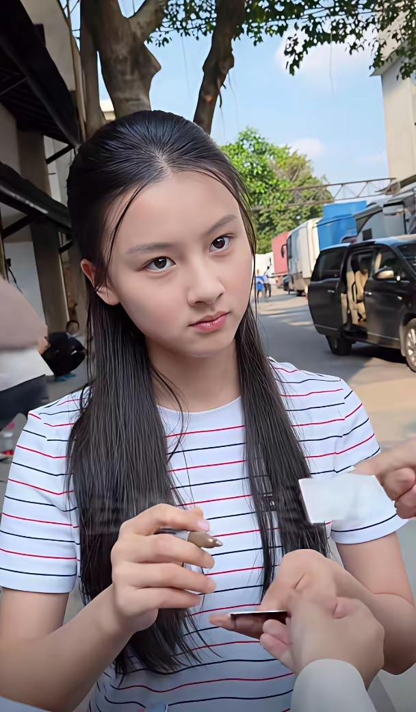 网友说网红七七长得和妈妈越来越像了，脸部留白变多了…童星的脸很容易长歪