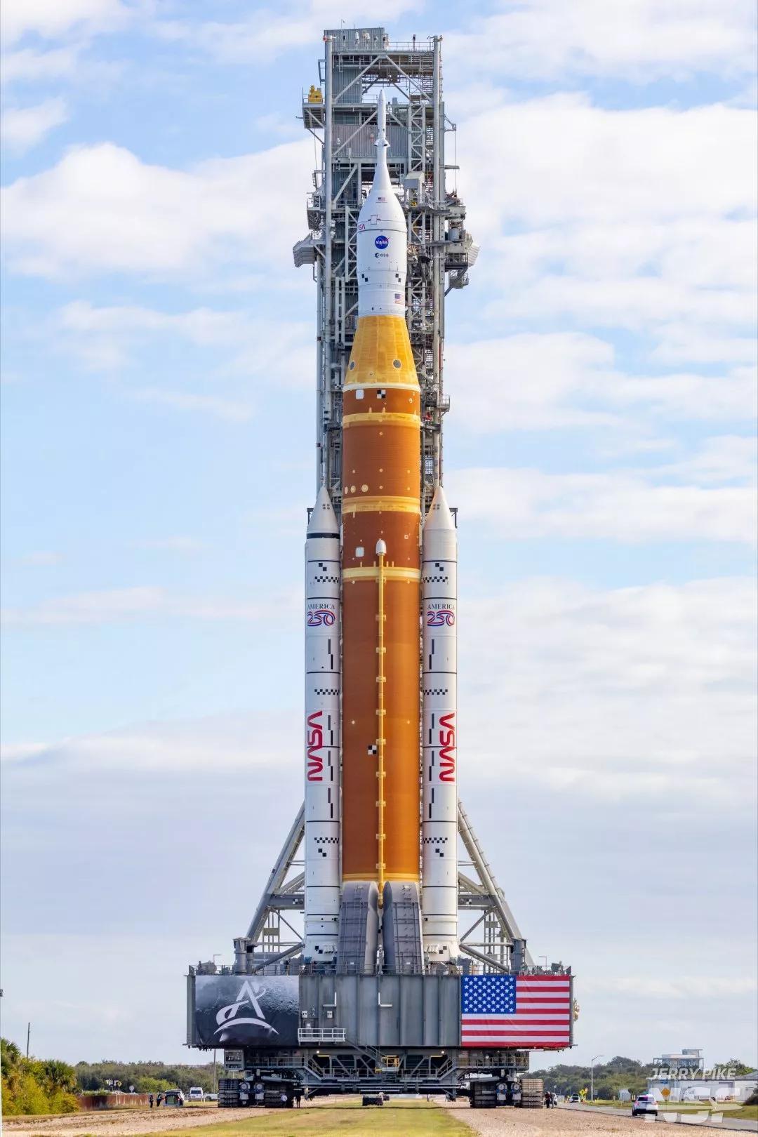 老美阿尔忒弥斯2号载人绕月计划终于有动静了，昨天执行发射任务的火箭太空发射系统（