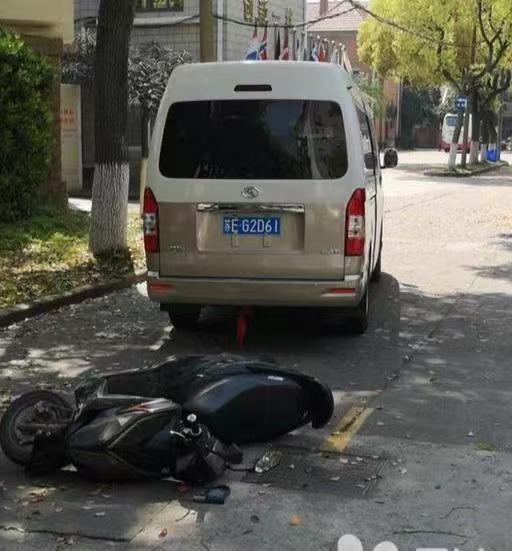 “到底谁吃相难看？”山东临沂，一男子骑电动车，跟一面包车撞一起，交警各打50大板