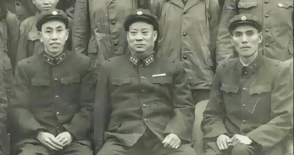 1937年，雁门关伏击战中，三个日军正在逃窜，贺炳炎一枪打偏，日军扭头一看打枪的