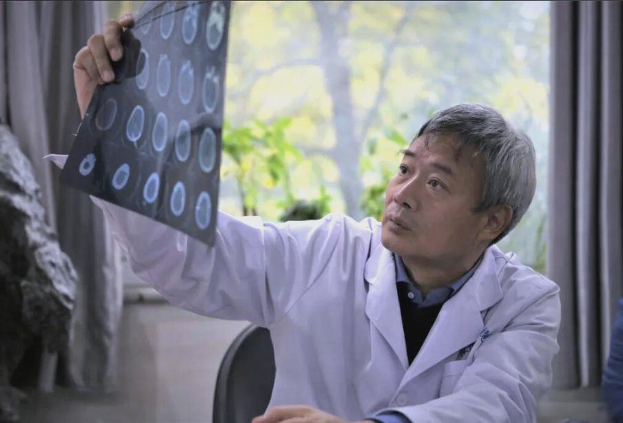 2009年，河南医生去孤儿院义诊，发现近8成弃婴的肚皮薄如白纸，体内的大便清晰可