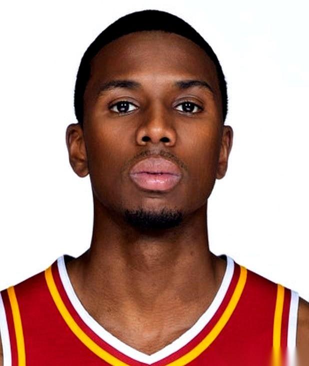 满世界都在传他要来。我怎么看，怎么觉得这事儿不对劲。这哥们儿，就是放出来的一