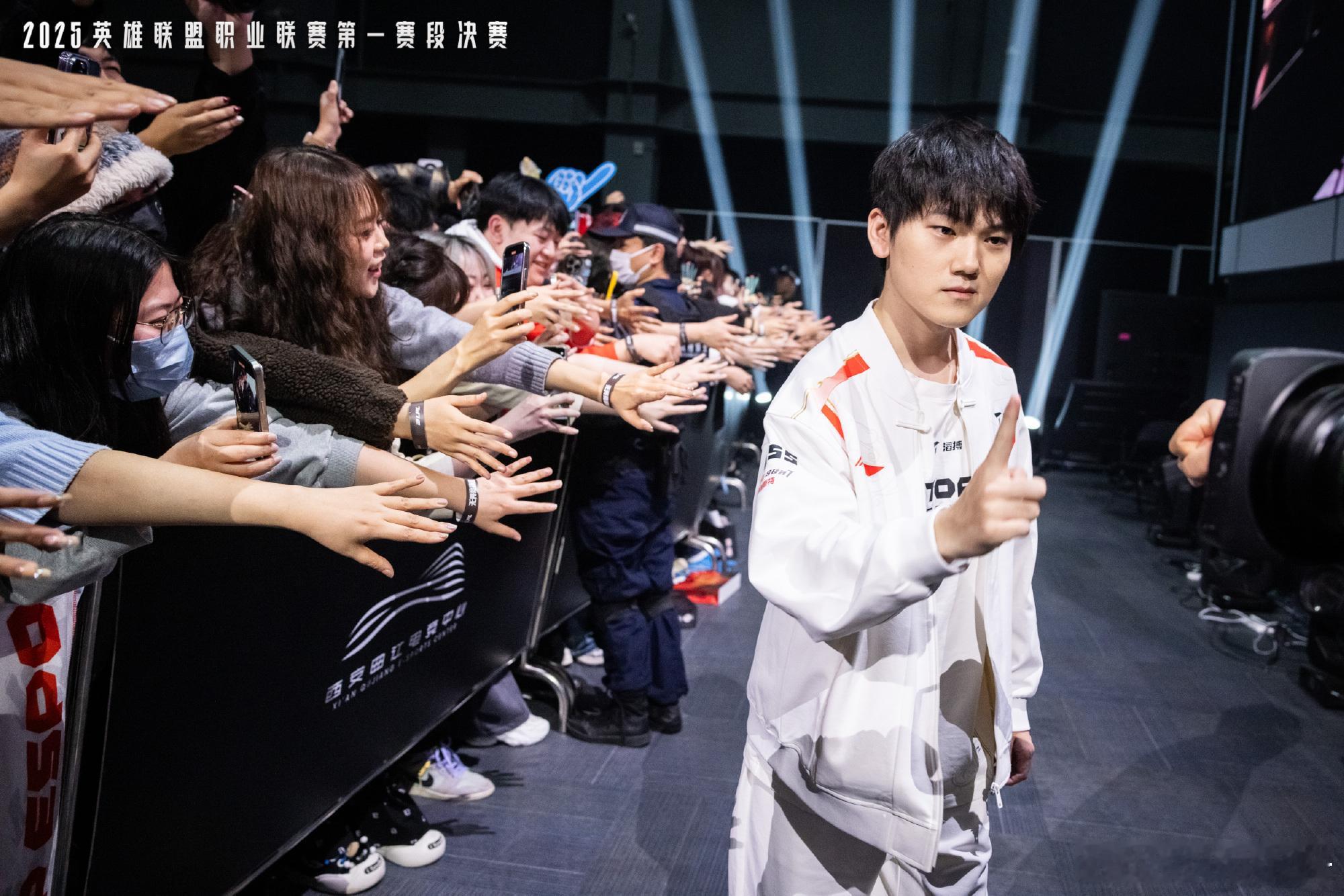 JackeyLove第六次进入S赛kanavi两年后重返世界赛JackeyLo