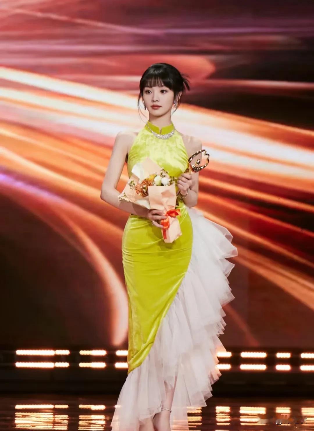 田曦薇在什么场合，眼神都很坚定，很有野心的样子，这姐真牛，感觉以后可能会成为一