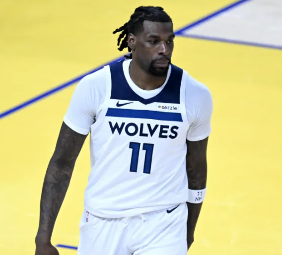 美记BrettSiegel发布专题文章，谈到了森林狼目前的操作：森林狼正与多