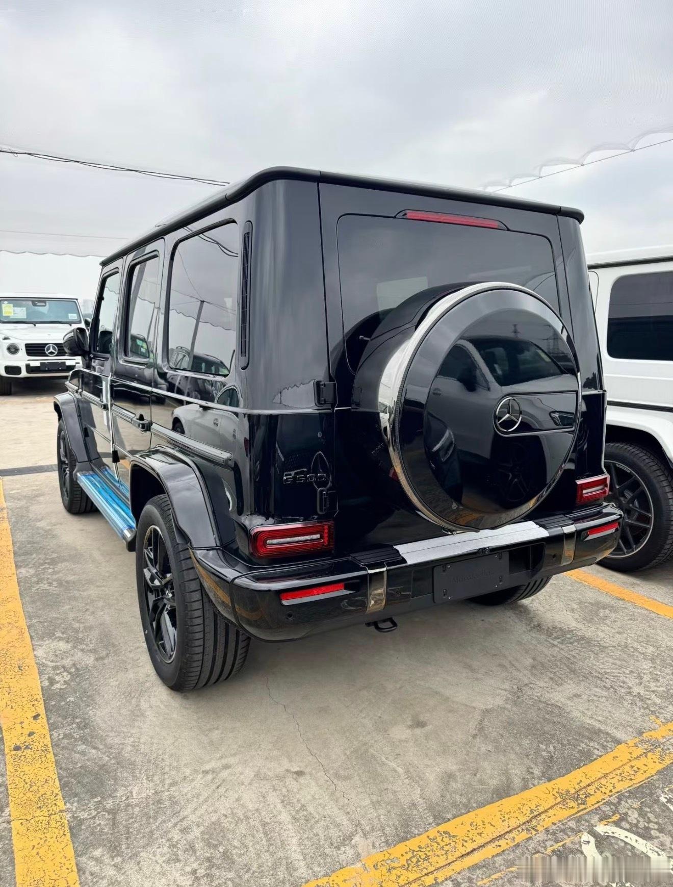 奔驰G500黑红+927-孟加拉红色/黑色+P31-AMG运动组件