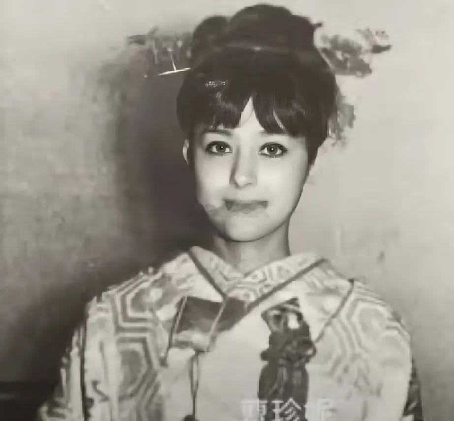 张智霖的妈妈叫曹珍妮，是1962年的工展小姐冠军。父亲是中德混血粤语片演员曹约翰
