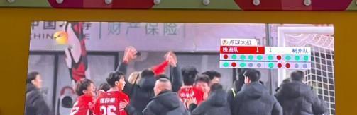 输给长沙那晚教练组通宵复盘录像发现对方左中卫每次角球都下意识前压三步——