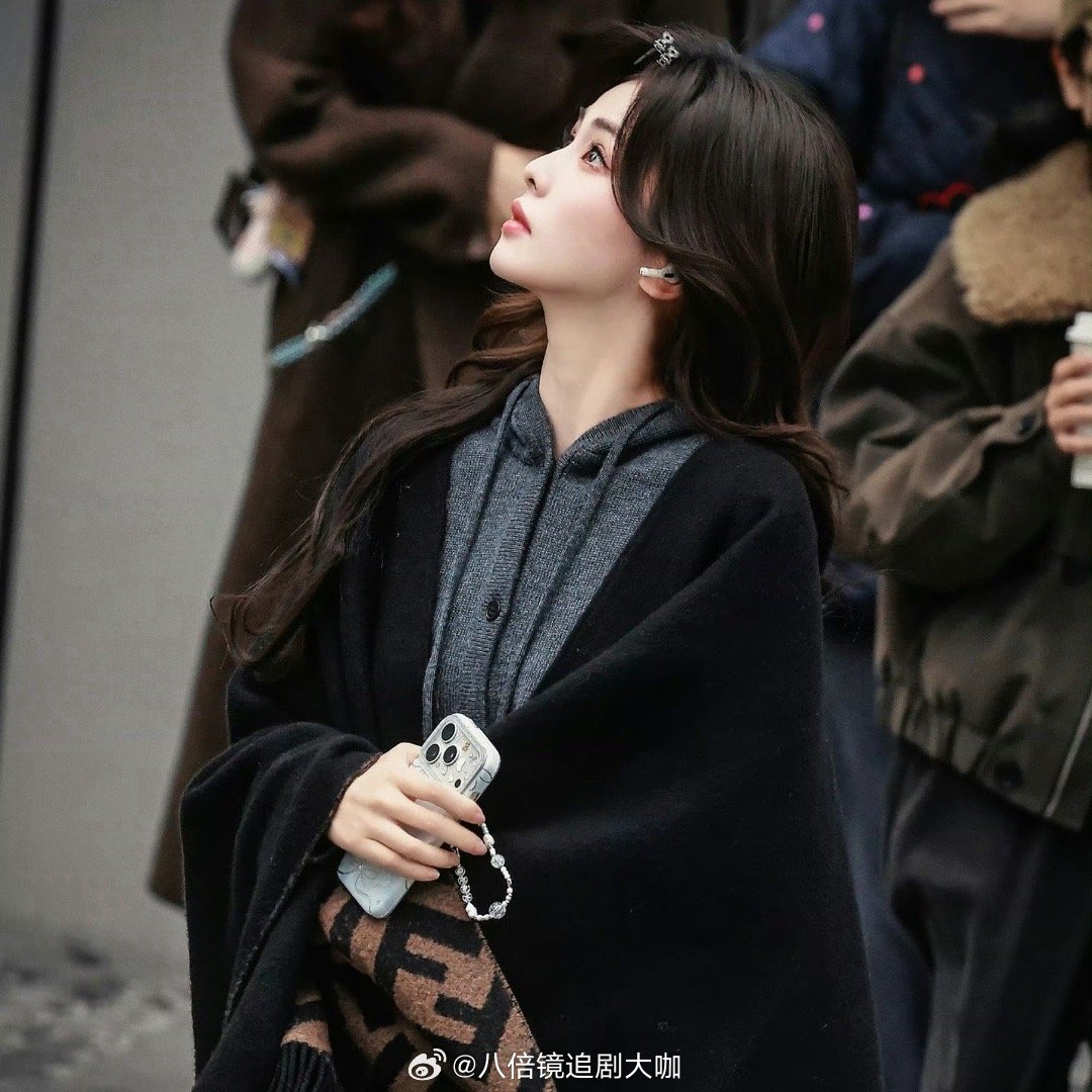 白鹿提醒粉丝躲雨又是被白鹿圈粉的一天啊！白鹿在hi6的上班路透来了，没想到白鹿还