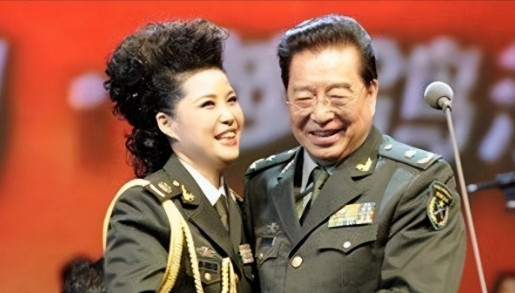 1990年，51岁的李双江要娶小20多岁的学生梦鸽，母亲含泪拉着李双江的手，老泪