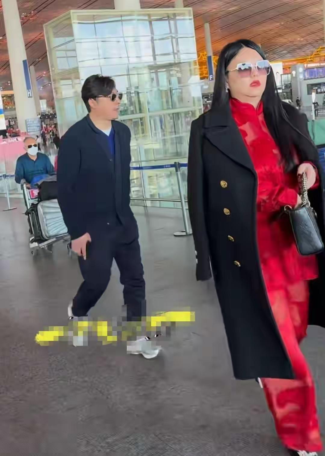 这对曾经的夫妻同框太有意思了，一个像大佬走路仰首挺胸，一个像跟班唯唯诺诺。看