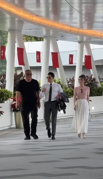 郭富城方媛带着两个女儿现身马场，方媛穿着10cm高跟鞋仍不如郭富城高，打扮漂亮精