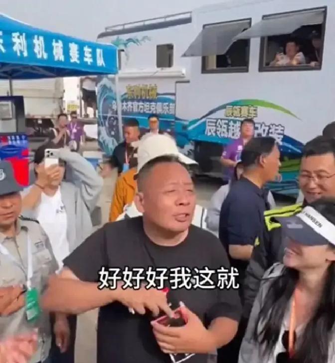 一个63岁的阿姨，雨天堵着于东来，给待业的儿子找工作。于东来当场安排了个保安岗，