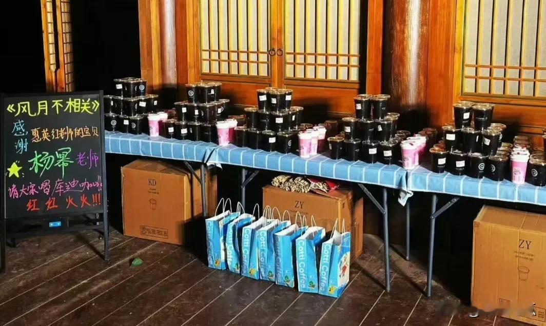杨幂不愧是惠英红老师的宝贝这边自己新剧开播都忙得不可开交那边还惦记着给闺蜜的