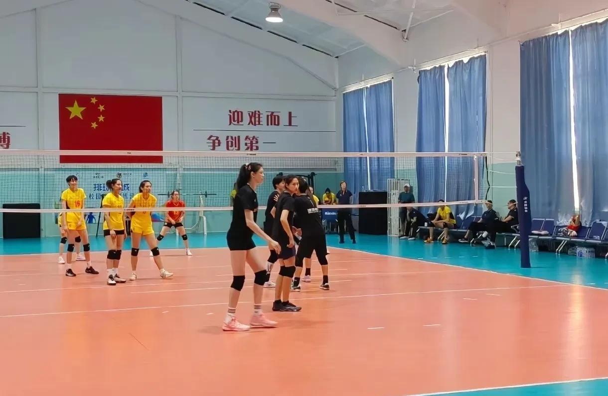 袁心玥缺席天津女排集训。有球迷观摩了天津女排训练，李盈莹出现在了球场上，甚至在对