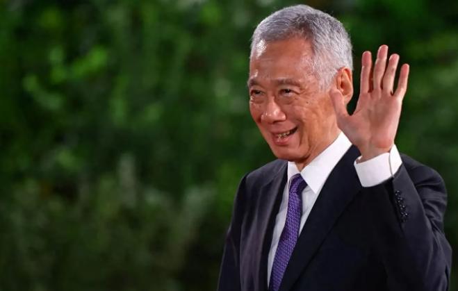 李显龙直接挥刀斩断了同宗同祖的血脉羁绊。他当着全场的面把中国人的感情牌扔在地上，