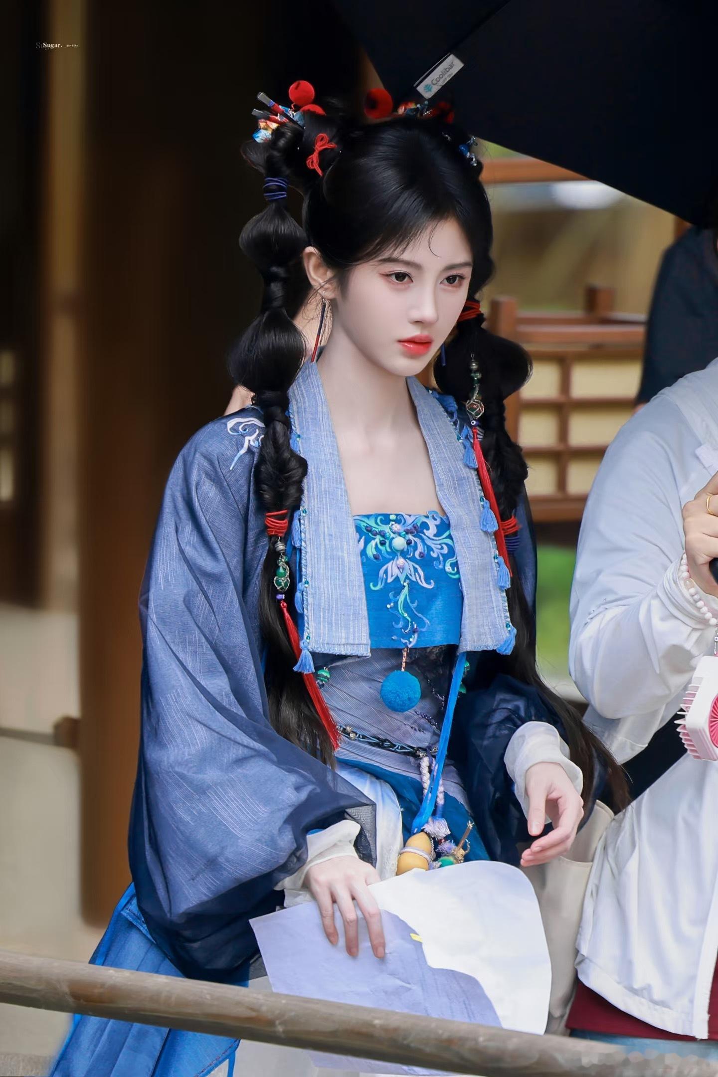 鞠婧祎阿黛第一套造型​​​