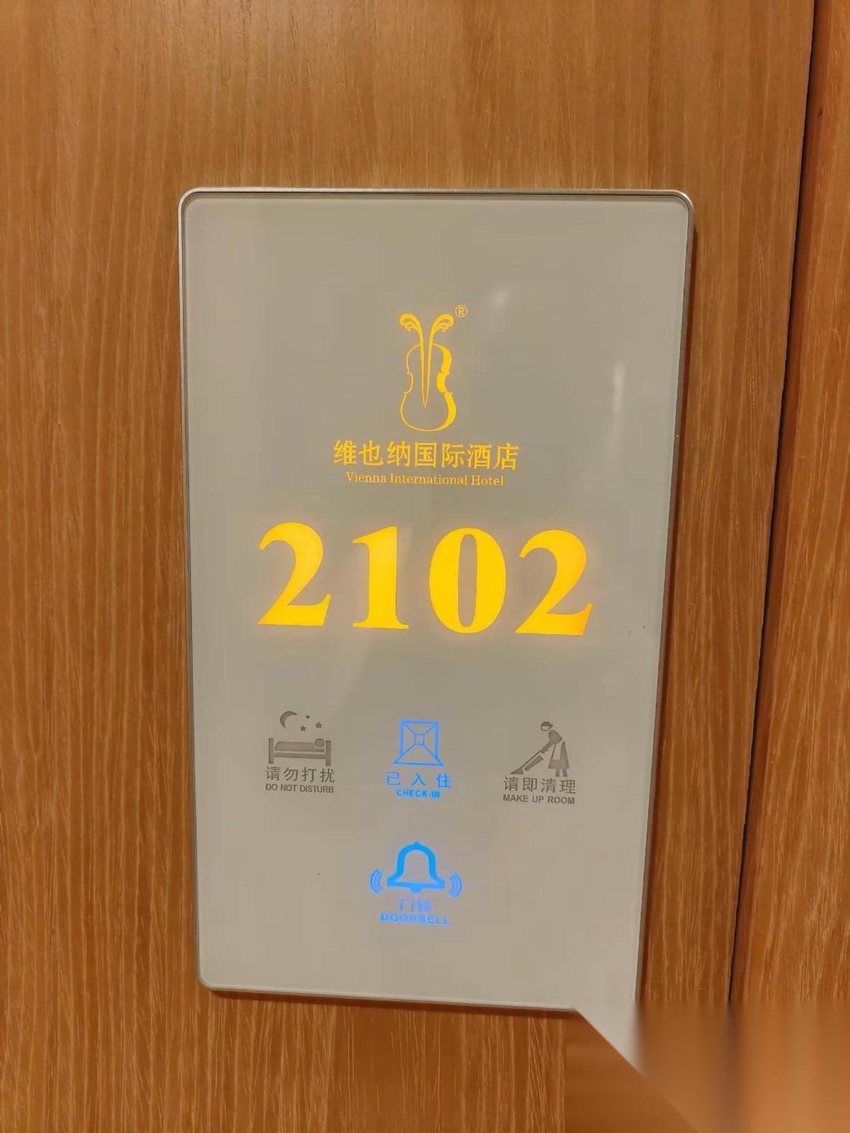 由淮安到乌鲁木齐，在兰州中转。没有当天的机票，被迫在兰州住一夜。被机场服务人员忽