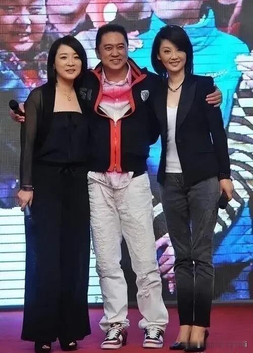 原来他们三个曾经是中戏表演系的同班同学，左右两边的女演员大家都熟悉，她们是徐帆和