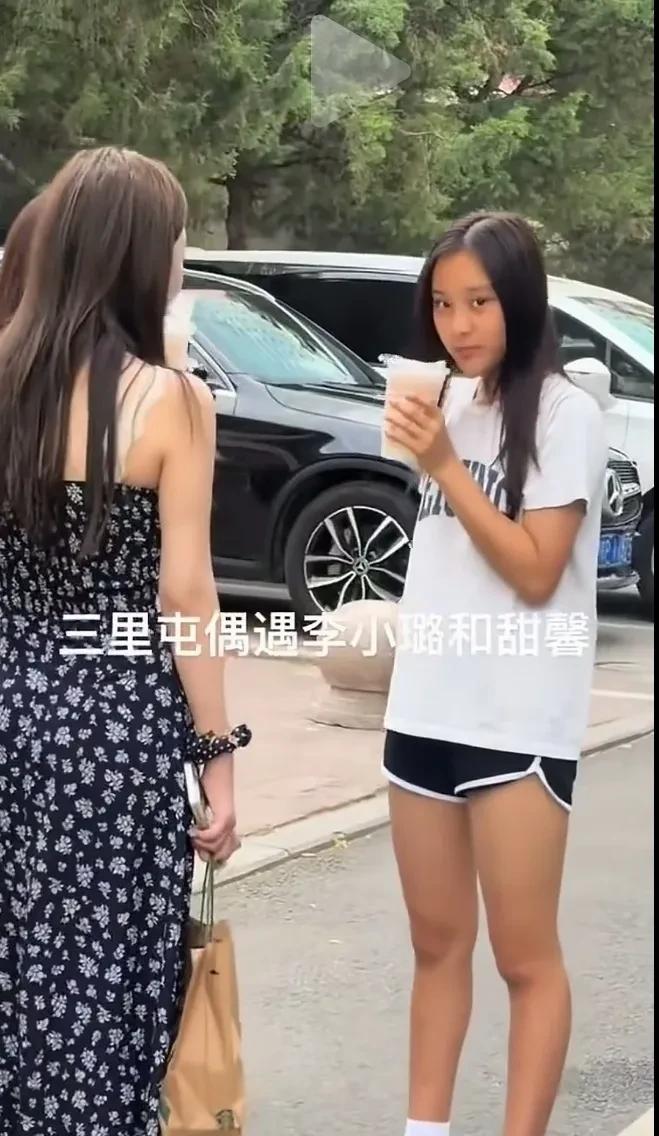 甜馨这孩子长得太普了！爸妈都是圈里人，都是俊男靓女，要身材有身材，要长相有长相