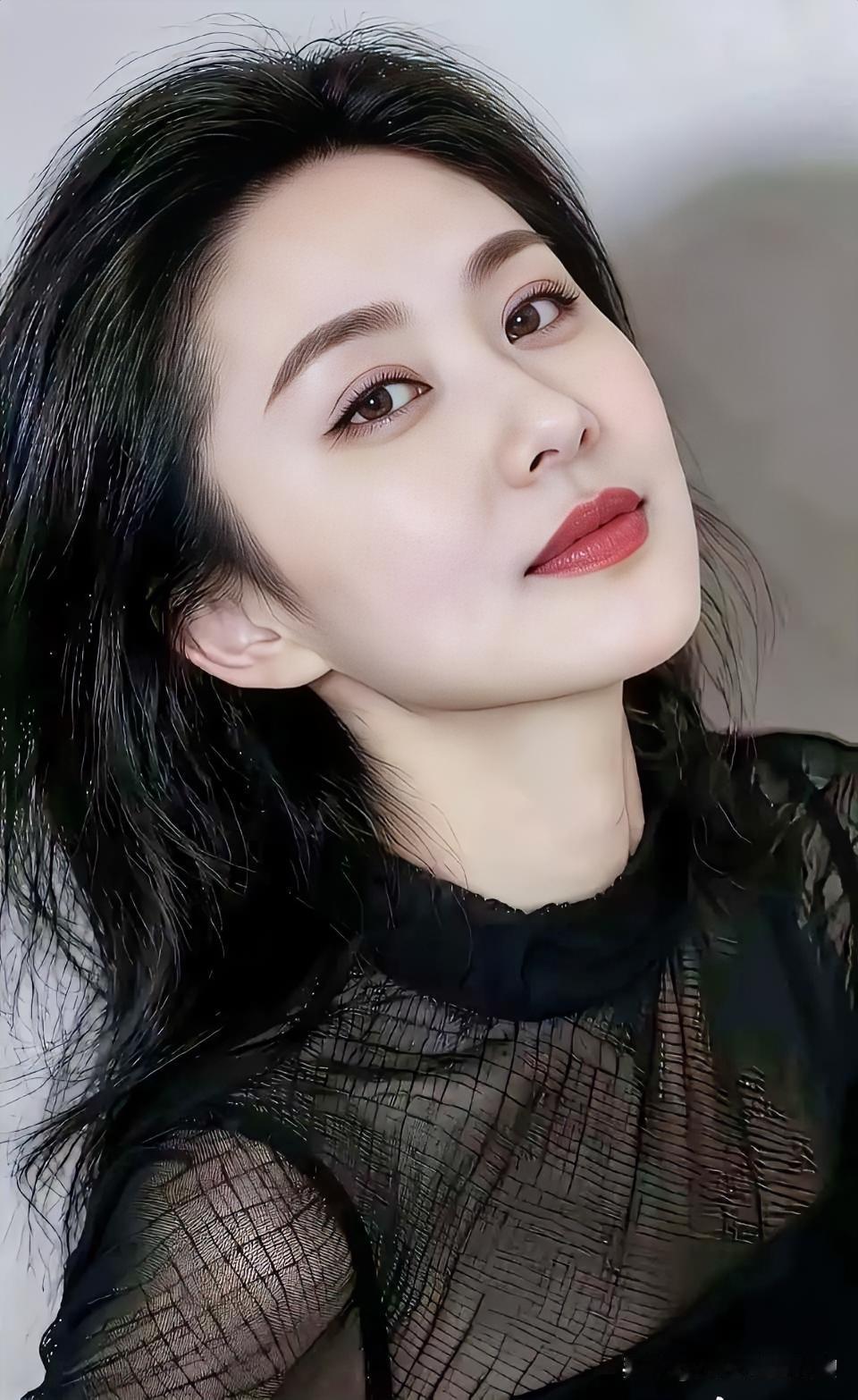 黑纱轻透显层次，侧颜线条流畅，眼神深邃，散发神秘优雅魅力。