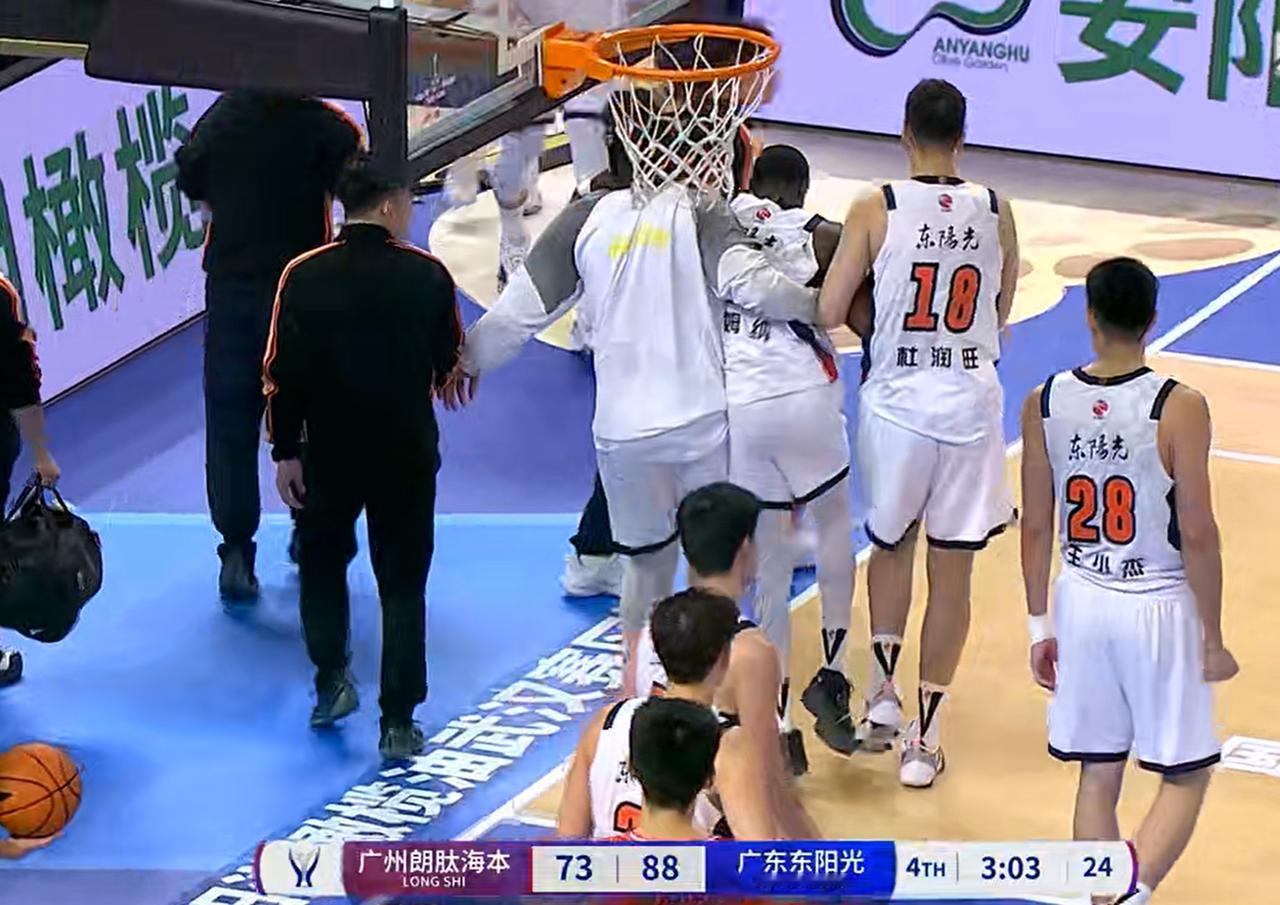 突发！广东队超级外援首秀意外受伤，令人担忧。CBA联赛杯，广东队迎来了第二场比