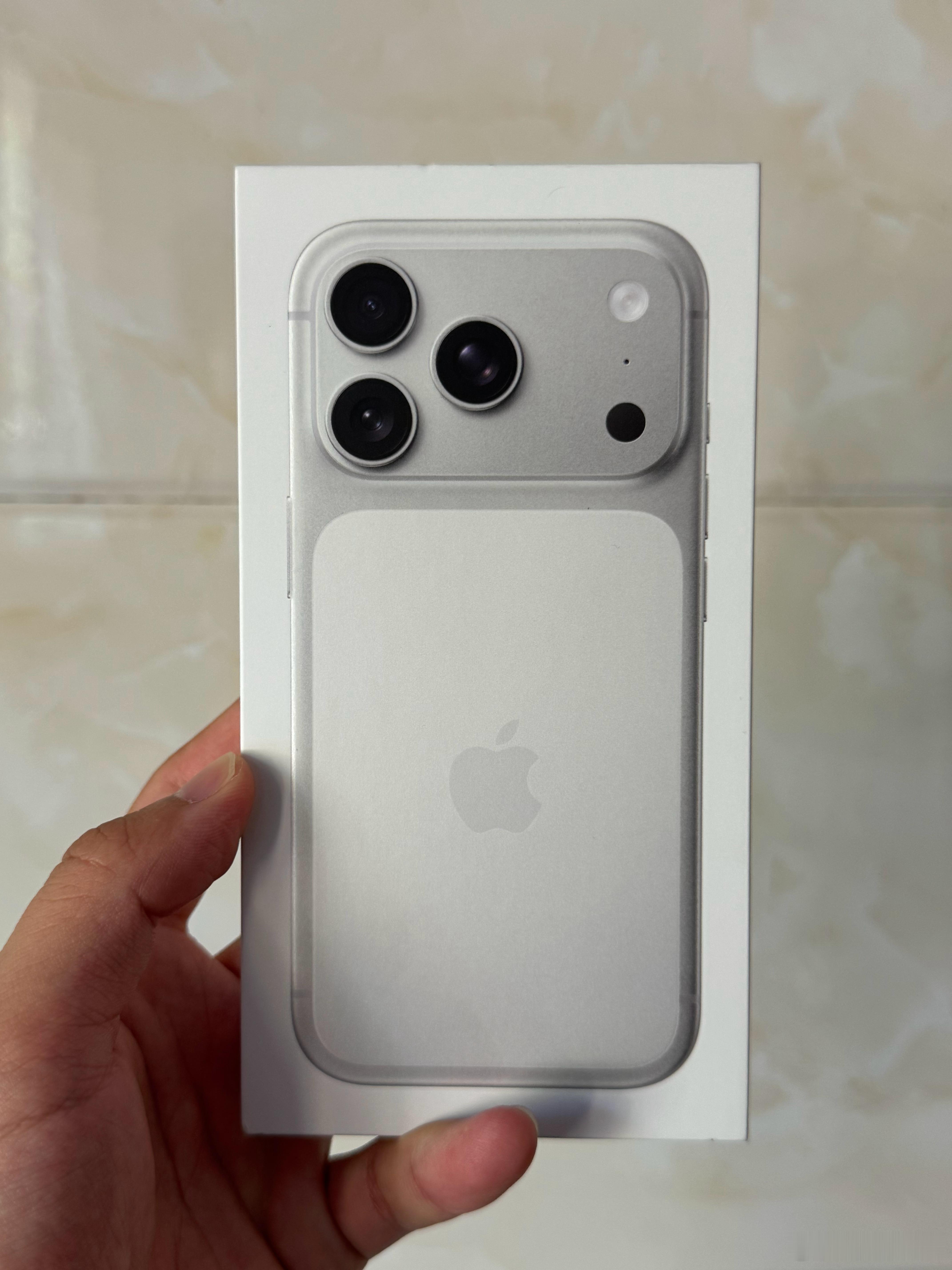 我一上高三的表弟问我借3000买iPhone17Pro[捂脸哭]他妈已经给了他