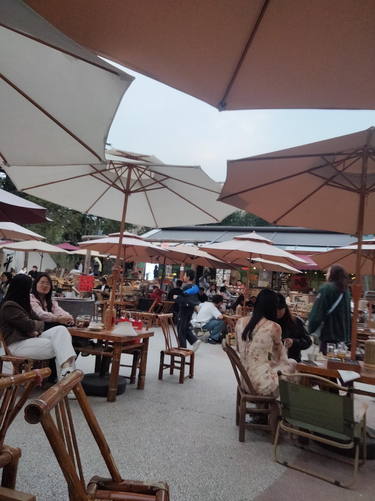 在春天里，人们的心情都是欢快的，今天带娃逛公园，偶遇茶馆，里面的装修让人耳目一新