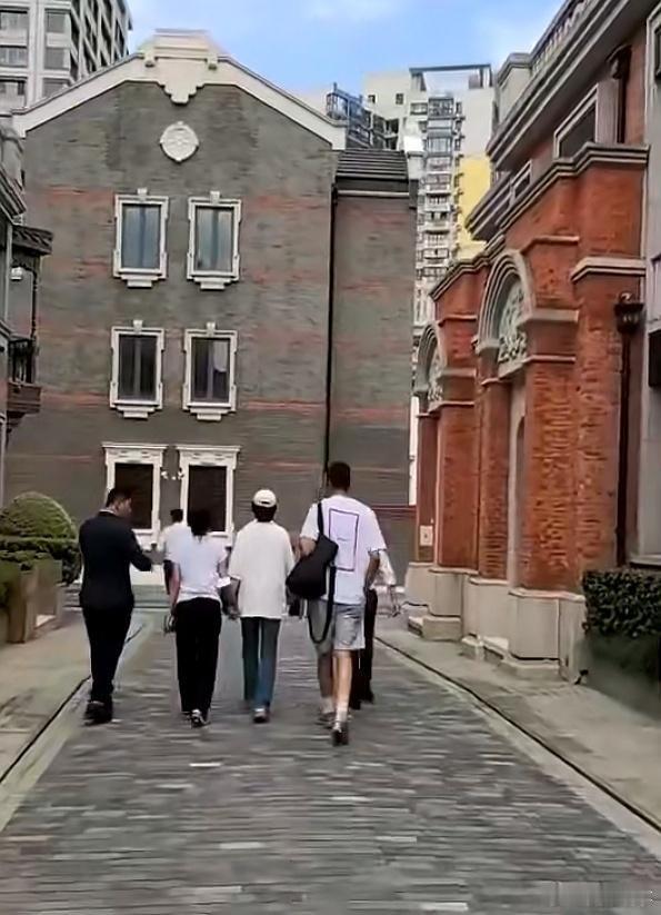 8月8日那天，萧敬腾和他的妻子林有慧出现在上海露香园别墅区看房子，这事儿很快就被