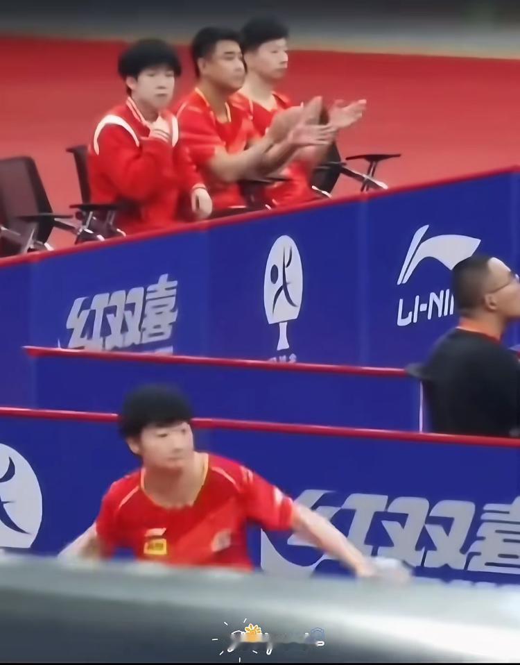 好家伙把专注自家几个字体现得明明白白的白告和龙队偶尔看一眼小王同学是目不转