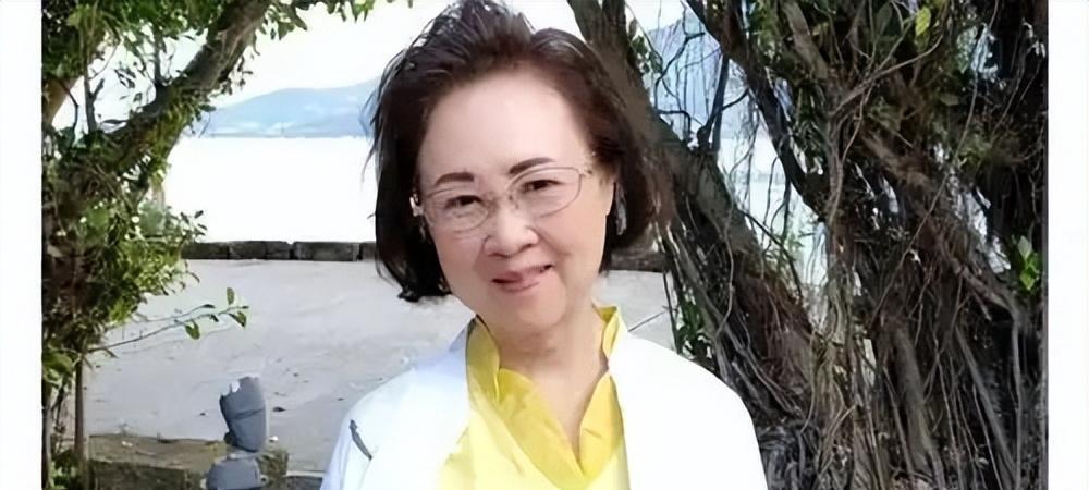 为什么说琼瑶害了很多中国女人？琼瑶其实是毁掉了一两代人。为什么？因为很多人都是