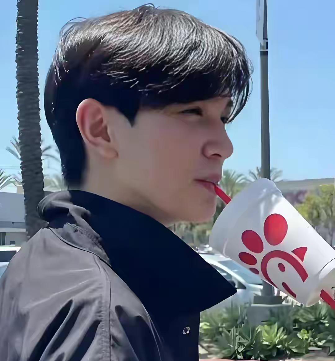 张智霖袁咏仪儿子成年照曝光！18岁张慕童深邃五官像爸爸，明艳气质随妈妈，网友直呼