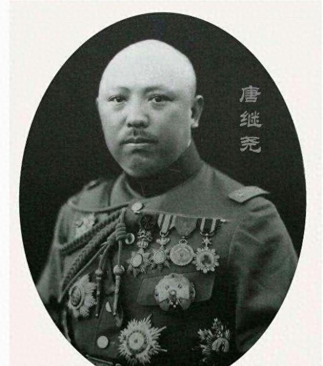 1927年，滇军创始人唐继尧病危，他的四大护法（昆明镇守使龙云，蒙自镇守使胡若愚