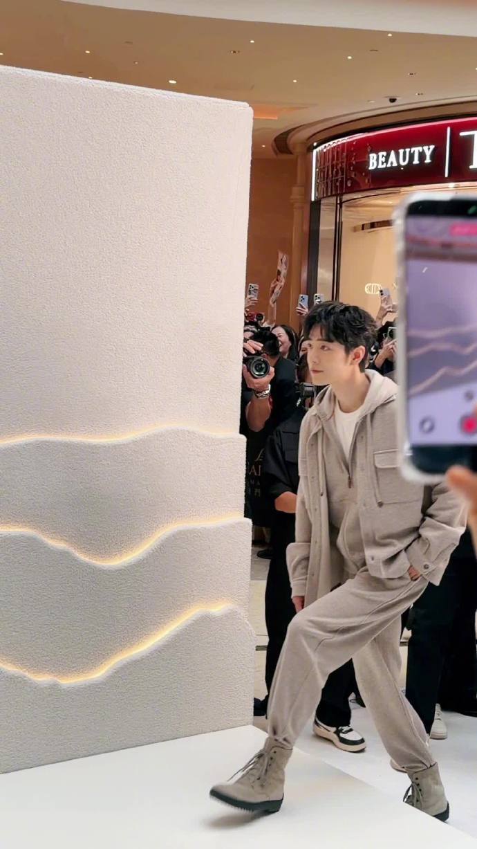 肖战的第二套肖战灰色运动装马丁靴look肖战的第二套，肖战灰色运动装马丁靴l