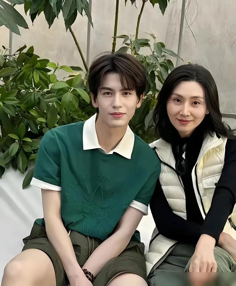 张凌赫妈妈曝光，网友炸了：这颜值，难怪能生“天选古人”！照片里，张凌赫妈妈气