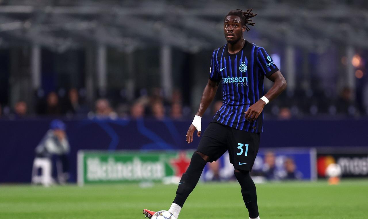 居中中卫新答案？在意甲第九轮国际米兰对阵佛罗伦萨的比赛中，齐沃出人意料地安排了比