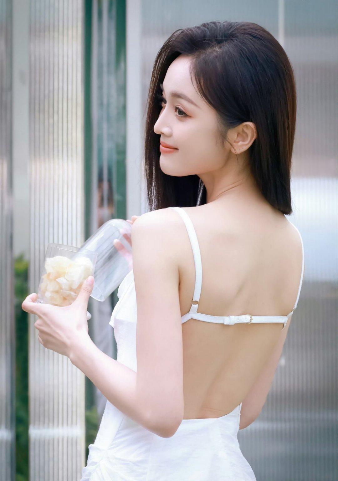 吴宣仪这身白色的裙子衬得姐白的发光！不愧是宣仪！！​​​
