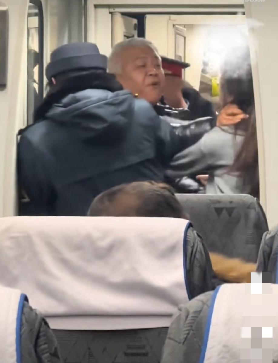 1月14日，在K412次列车上，因过道放了一堆行李箱影响通行。老人与年轻女孩发生