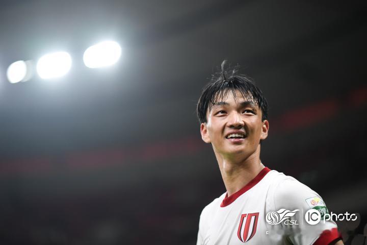 成都蓉城客场挑战上海申花，杨明洋将复出，为中场提升了强度和火力点。今天注意到杨明