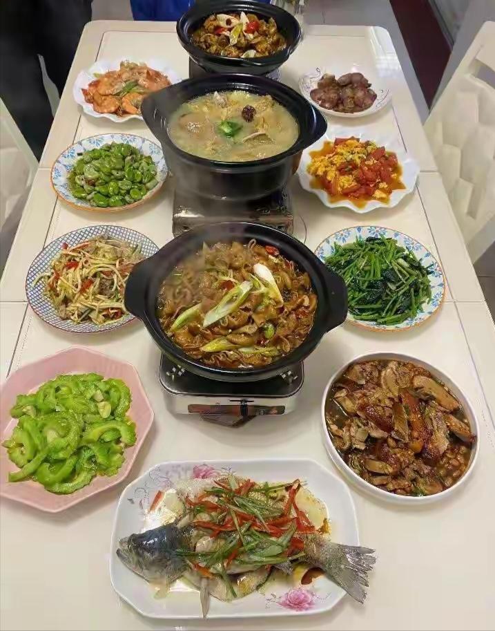 五一假期和老同学们聚了聚，老班长特意把大家请到家里吃饭，这份心意真的太难得！