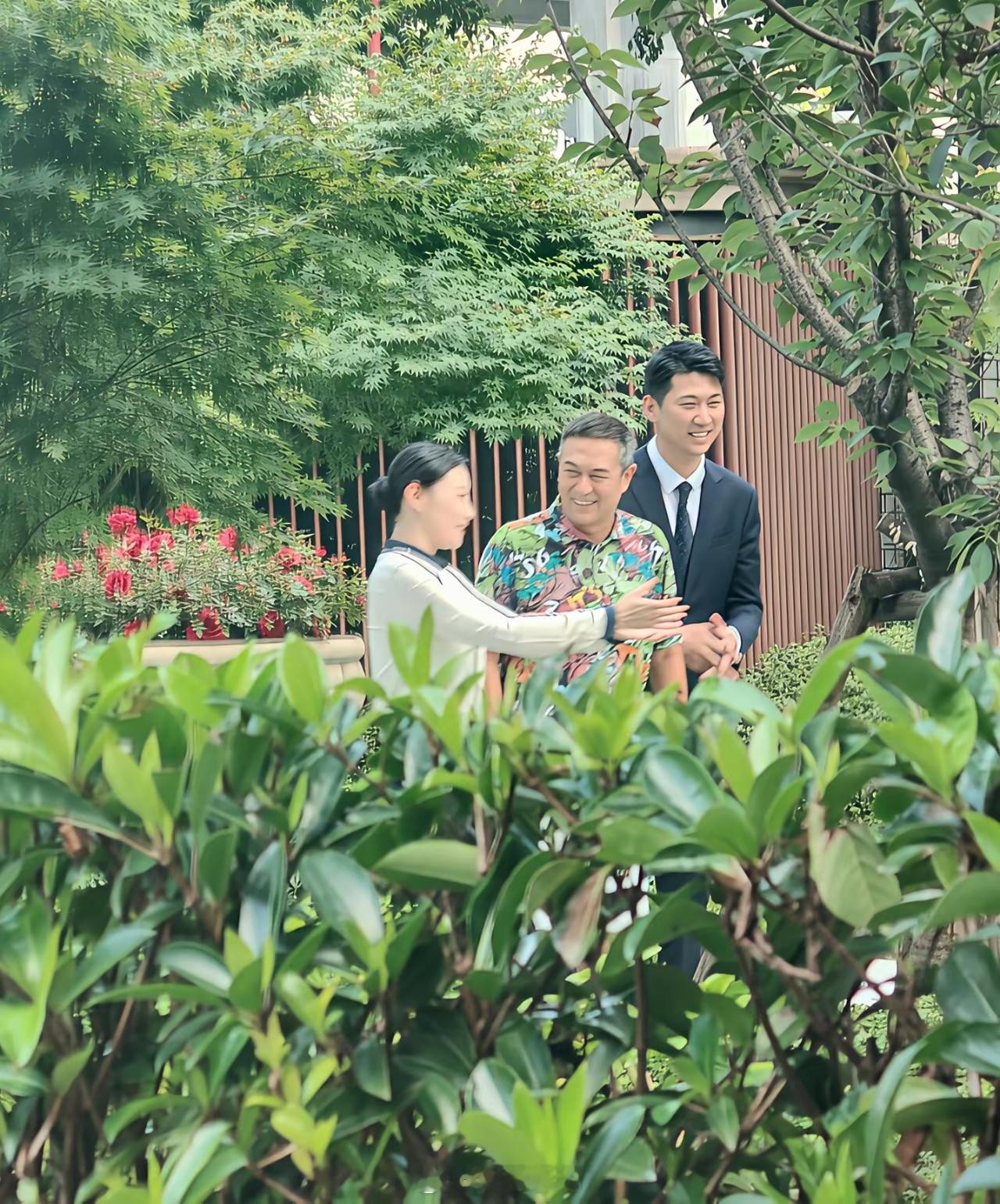 56岁张嘉益成都高端楼盘看房被拍，花衬衫白五分裤，手腕一串菩提，两鬓全白，背还是